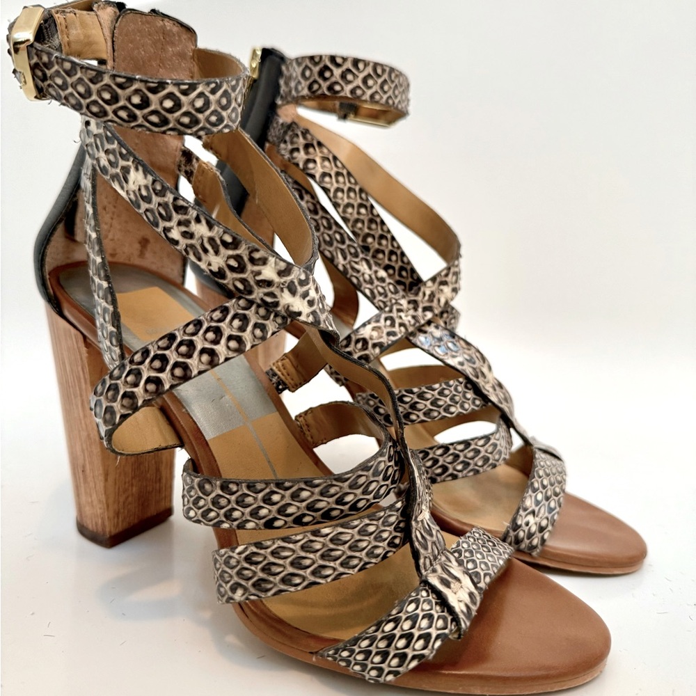 Beautiful wooden heel sandals. Surprisingly comfortable!